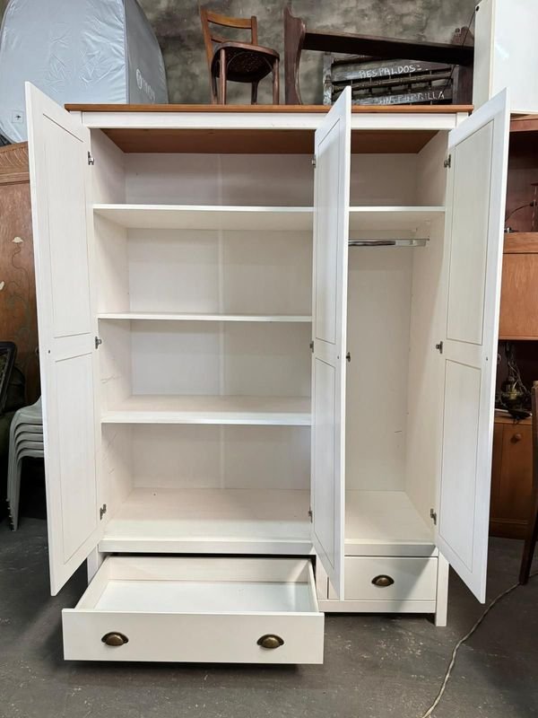 Lote siguiente: Ropero de madera blanco con 3 puertas y 3 cajones