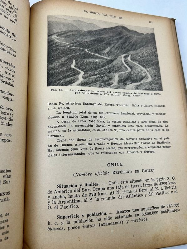 Libros de geografía y historia antiguos con escultura de mano de plata - imagen 6
