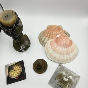 Lote de Objetos Decorativos y Recuerdos de Viaje: Portavelas, Conchas, Pirámides y Portaincienso - imagen 2
