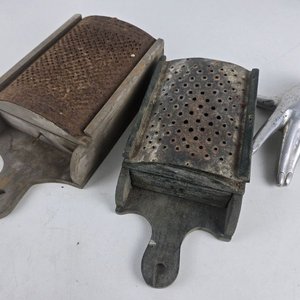 Lote siguiente: Par de Rayadores de Cocina Antiguos de Madera y Metal