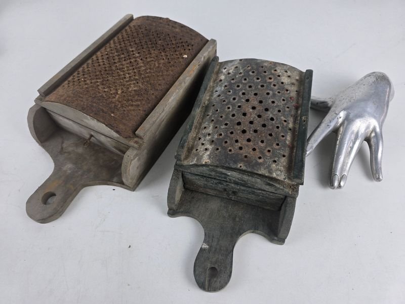 Par de Rayadores de Cocina Antiguos de Madera y Metal