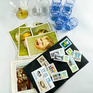 Lote de Vasos de Vidrio Color, Postales y Sellos - imagen 2