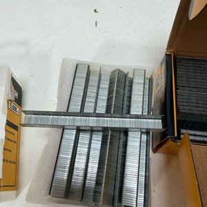 Lote de Clavos y Grampas Bostitch y Dewalt - imagen 2