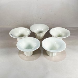 Lote siguiente: Juego de 5 Cuencos Orientales Blancos Facetados - Diámetro 18 cm