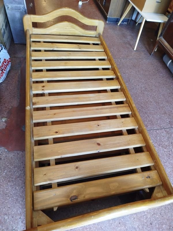 Cama de madera con diseño abierto y dos plazas - imagen 2
