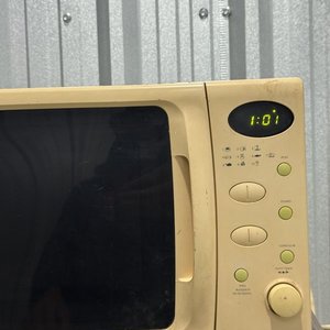 Lote siguiente: Microondas James Beige Funcional