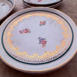 Fuente y 6 Platos de Porcelana con Flores y Bordes Dorados - imagen 3