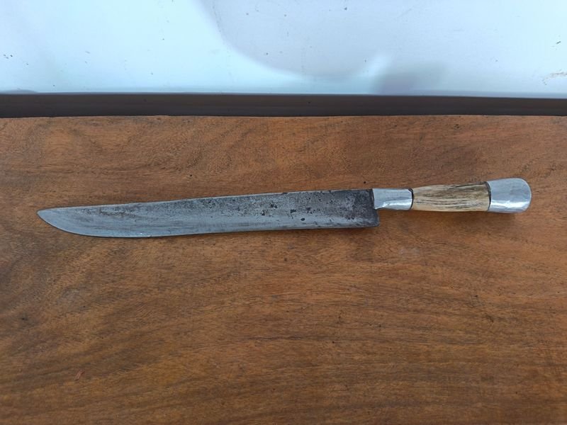 Cuchilla Artesanal de Hoja Larga con Mango de Cuerno y Metal