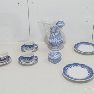 Lote anterior: Jarra, Alhajero y Tazas de Cerámica Decorada Azul y Blanco