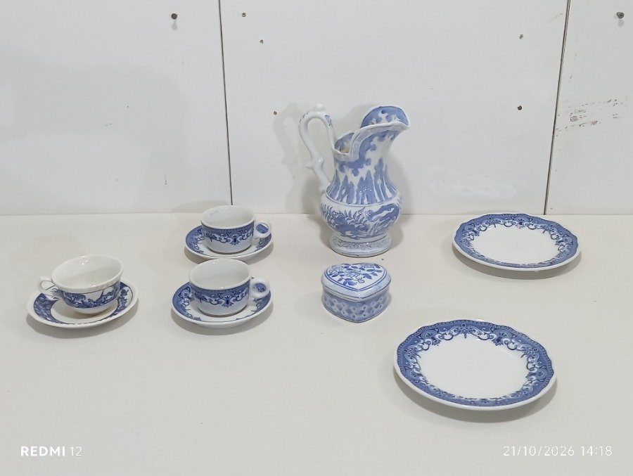 Jarra, Alhajero y Tazas de Cerámica Decorada Azul y Blanco