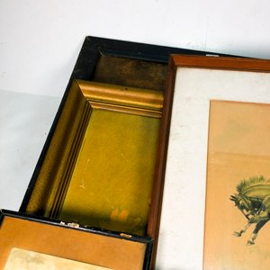 Lote de Cinco Cuadros: Óleo y Láminas con Motivos Ecuestres y Monumentales - imagen 6