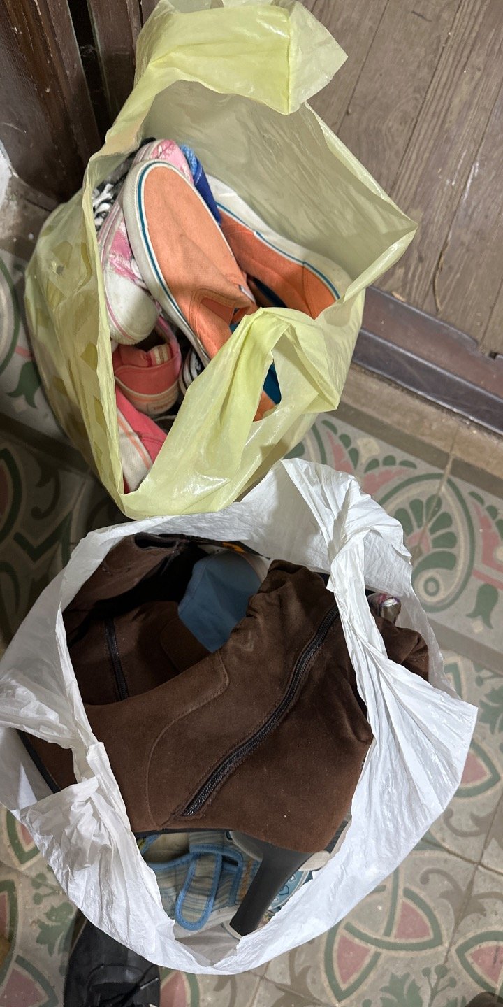 Lote anterior: Dos bolsas calzado con zapatos