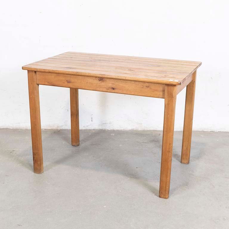 Lote siguiente: Mesa de cocina en madera con detalles y lustre