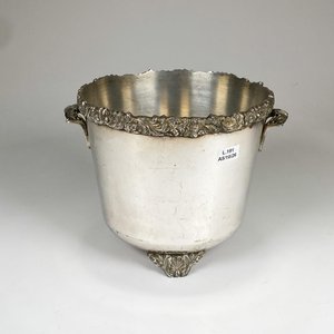 Lote siguiente: Champagnera de metal con asas, altura 18 cm