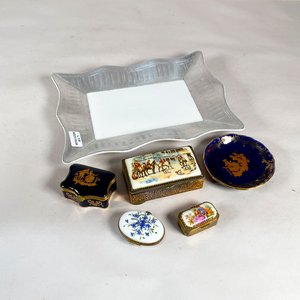 Lote siguiente: Seis piezas de porcelana y metal: pastilleros, despojadores y platito decorativo