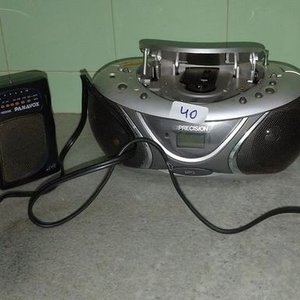 Lote siguiente: Lote de 2 Radios a Pila Panavox y Equipo de Audio "Huevito" Precision