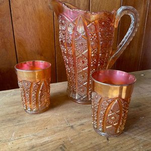 HERMOSA JARRA VIDRIO GRUESO CON RELIEVES Y COLORES CON DOS VASOS IDENTICOS CON RELIEVE - imagen 1