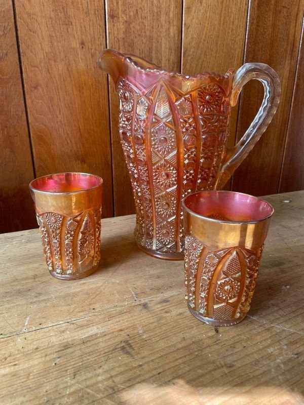 HERMOSA JARRA VIDRIO GRUESO CON RELIEVES Y COLORES CON DOS VASOS IDENTICOS CON RELIEVE