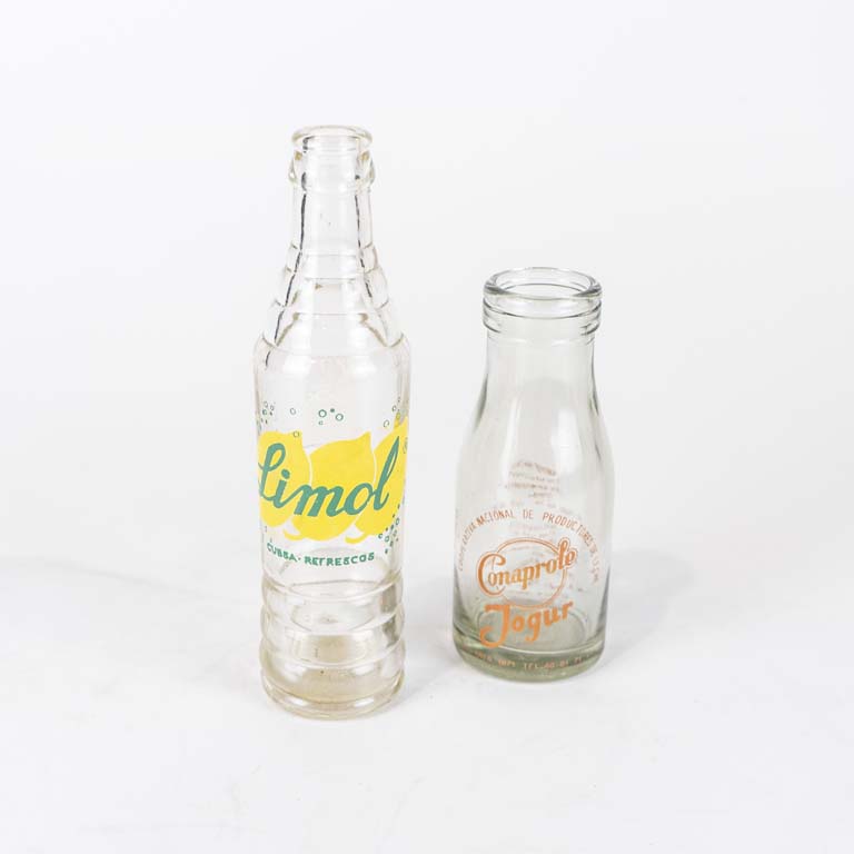 Lote anterior: 2 Botellas de vidrio: Conaprole y limol - Medidas: 20 y 15cm 
