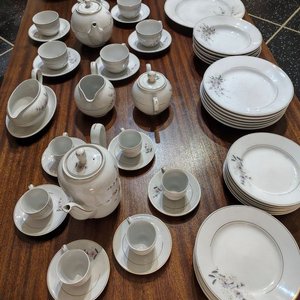 Juego de Loza Olmos Completo: 59 Piezas de Porcelana Blanca con Flores Lilas - imagen 3