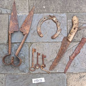 Lote anterior: Tijera de esquilar antigua, herradura, 3 llaves paletón y cuchillo sierra
