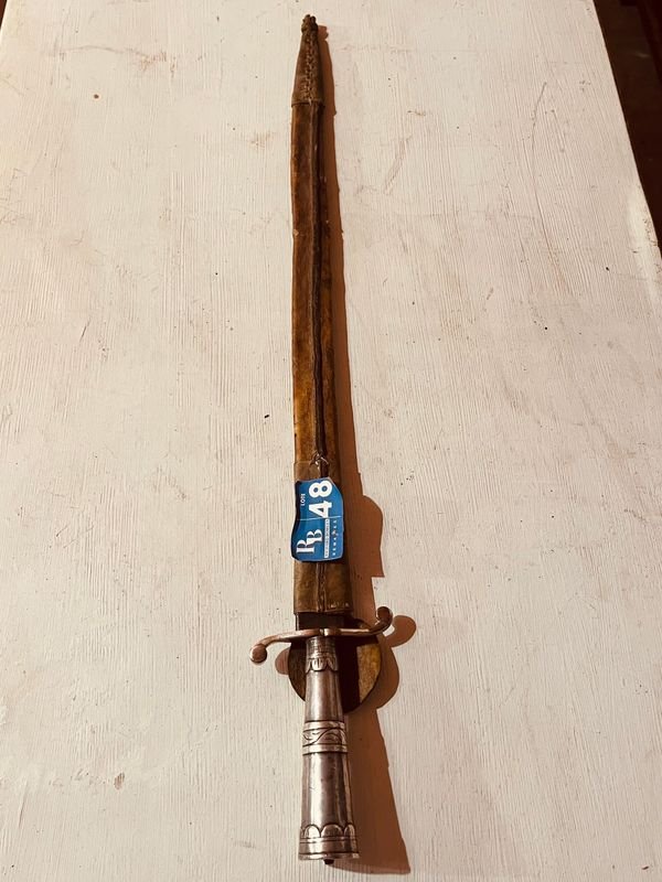 Lote anterior: Espada antigua con vaina de cuero