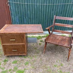 Lote siguiente: Mesa de Luz y Sillón de Madera