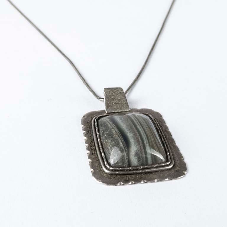 Cadena de plata con dije de piedra negra - imagen 2