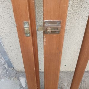 Portón de Madera para Escalera Infantil con Tranca de Bronce - imagen 2