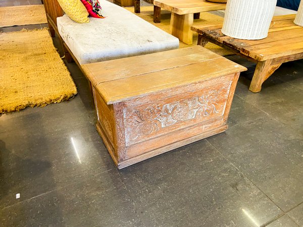 Baúl de Madera con Talla Decorativa