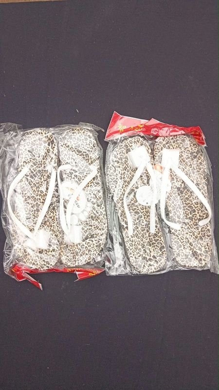 Pares de Chinelas Estampadas con Lazo Blanco