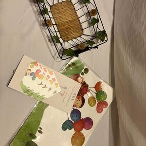 Lote siguiente: Cesta Decorativa de Alambre y Set de Individuales y Posavasos Infantiles