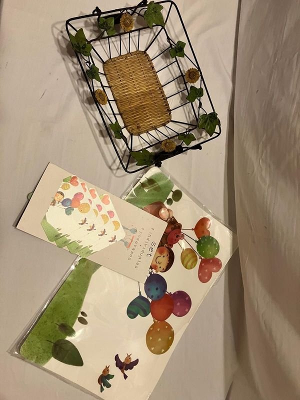 Cesta Decorativa de Alambre y Set de Individuales y Posavasos Infantiles