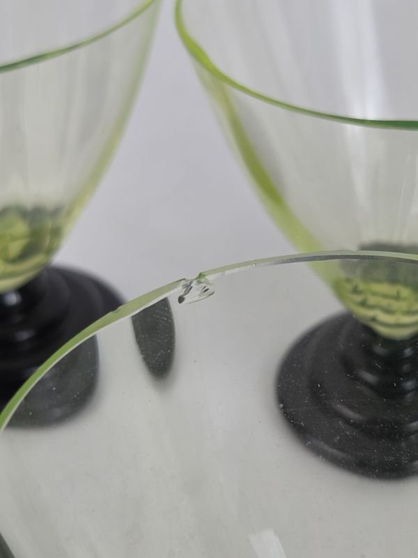 Cristal de uranio y copas con cascaduras - imagen 5
