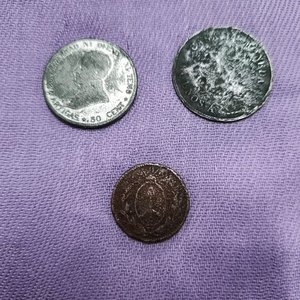 Lote de 3 Monedas Antiguas: Uruguaya 1916, Argentina y Europea Desgastada - imagen 5