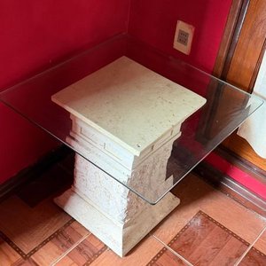 Mesa Lateral con Base Estilo Pilar y Tapa de Vidrio - imagen 2