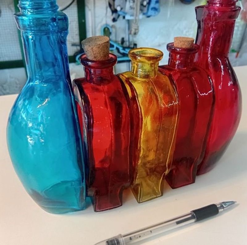 Colección de Botellas de Vidrio Coloridas - imagen 4