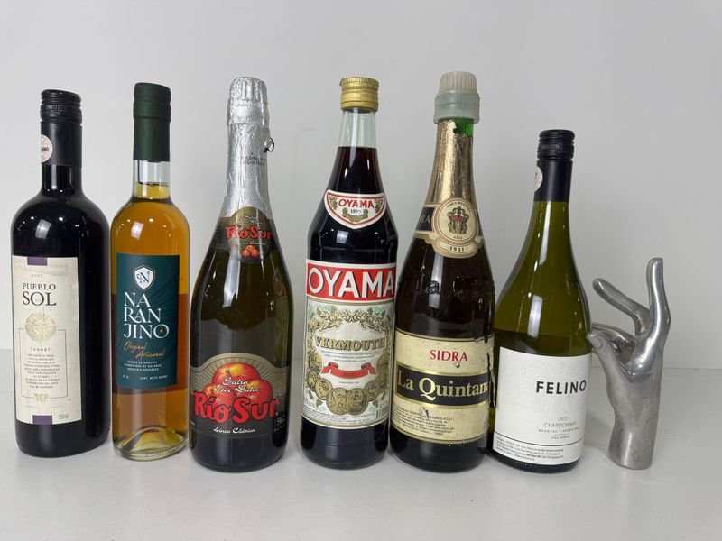 Lote siguiente: Colección de seis botellas de alcohol