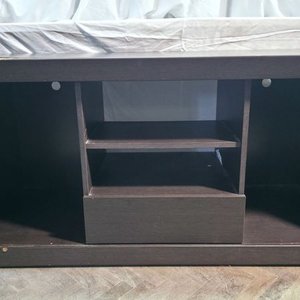 Rack de TV moderno en madera oscura - imagen 1