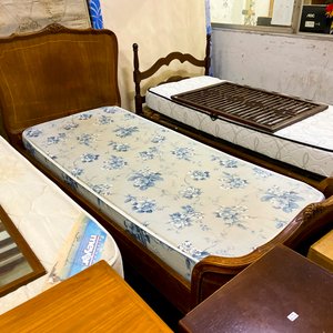Lote siguiente: Juego de Camas de Madera Estilo Clásico con Colchones