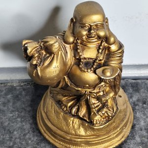 Figura de Buda Sonriente en Cerámica Dorada - imagen 5