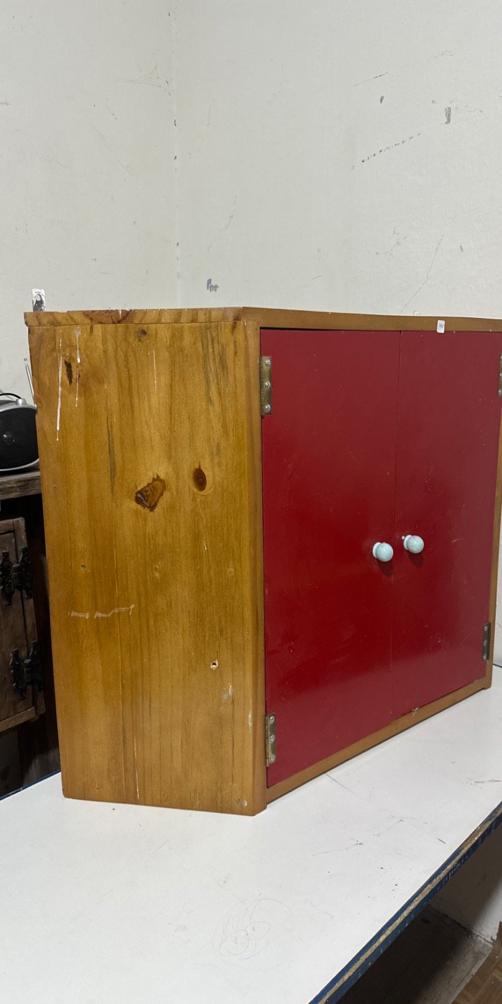 Lote anterior: Mueble de madera con puerta roja y panel lateral marrón