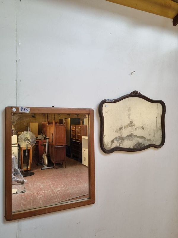 Lote siguiente: Espejo antiguo con marco de madera