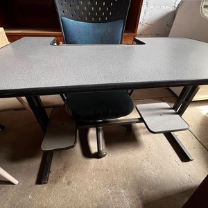 Escritorio Negro con Silla Azul y Reposapiés - imagen 5