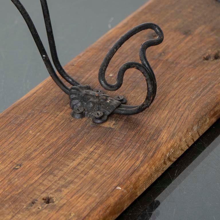 Perchero de pared antiguo de madera con 3 perchas de hierro - imagen 2