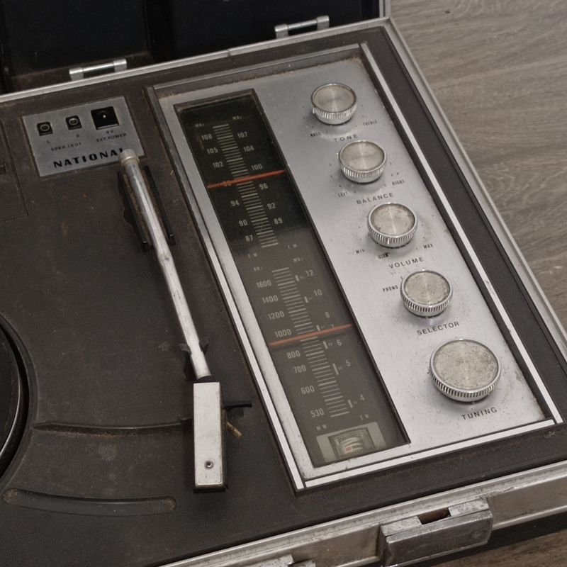 Tocadiscos marca National con radio AM-FM en buen estado - imagen 3