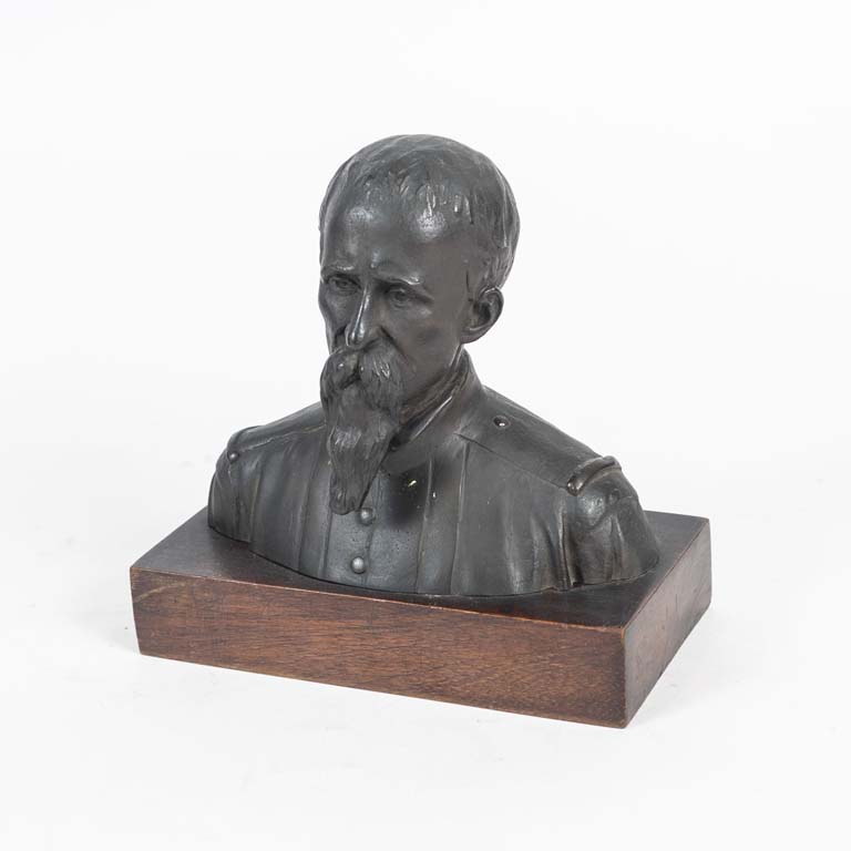 Busto de Leandro Gómez en metal con base de madera - imagen 1