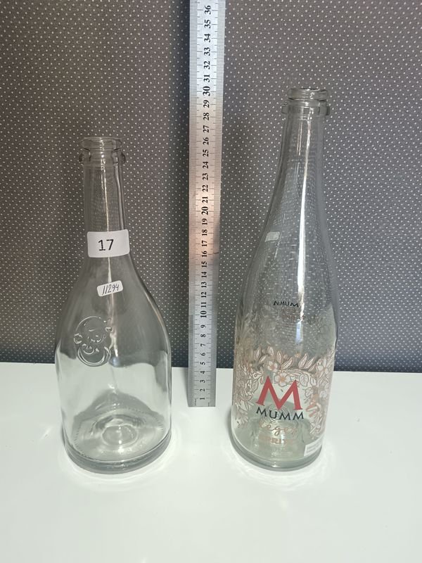 Dos botellas de licor vacías - imagen 1