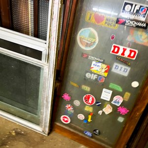 Dos Hojas de Ventana de Cedro con Vidrio y Stickers - imagen 3