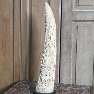 Colmillo Oriental Tallado en Pasta con Escenas Religiosas y Animales, 44 cm - imagen 2